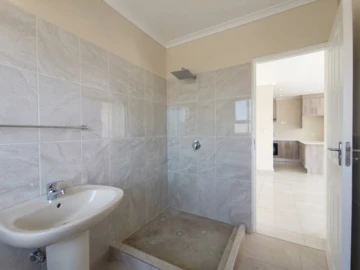 2 Bedroom Flat & Apartment