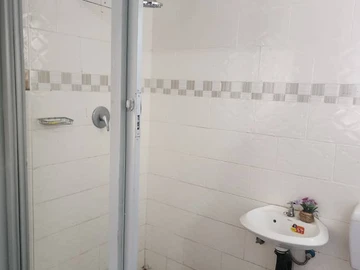 2 Bedroom Flat & Apartment