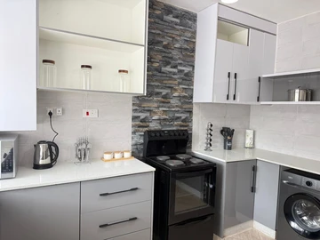 2 Bedroom Flat & Apartment