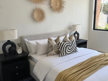 2 Bedroom Flat & Apartment