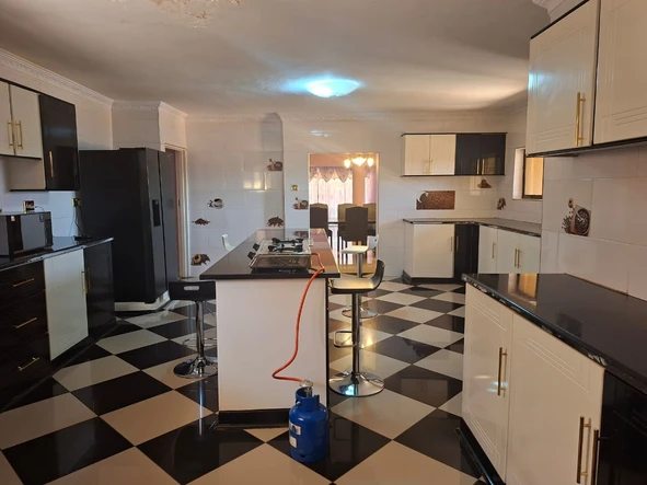 6 Bedroom House