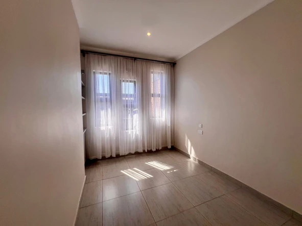 2 Bedroom Flat & Apartment