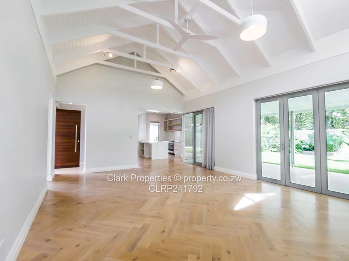 Refined Off-Grid Living in an Exclusive, Upmarket Complex!