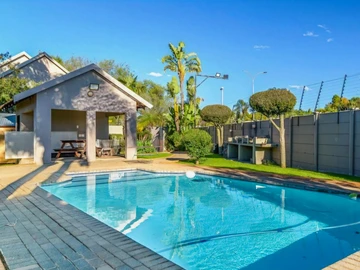 2 Bedroom Flat & Apartment