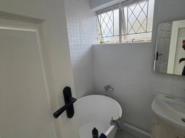 2 Bedroom Flat & Apartment