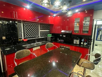 A captivating and remodelled 3beds apartment, with mes, open plan, kitchen, lounge and dinning. Curr