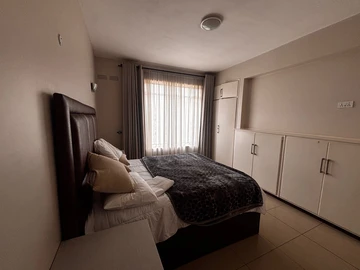 2 Bedroom Flat & Apartment