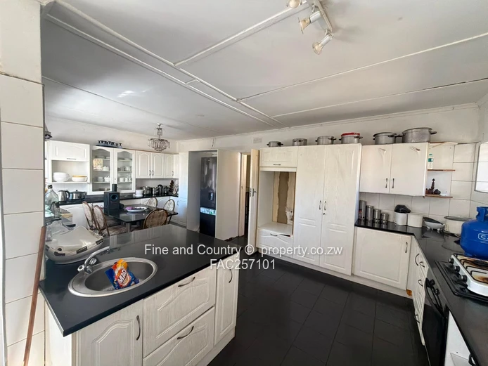 Hillside 5-Bed Home in Brilliant Location