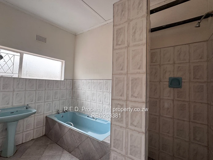 3 Bedroom Home To Let In Montrose!