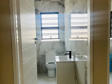6 Bedroom Flat & Apartment