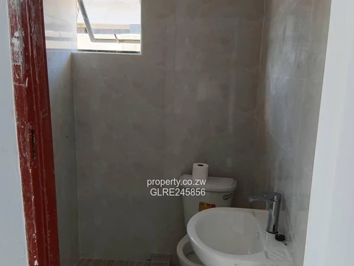 Spacious 4-Bed Home with Borehole & Driveway in Madokero