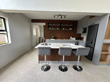 3 Bedroom Flat & Apartment