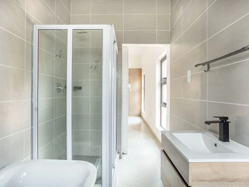 3 Bedroom Flat & Apartment