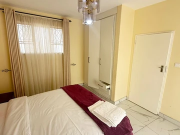 2 Bedroom Flat & Apartment