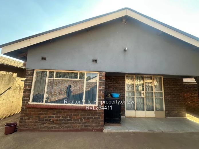 Walled & Gated 5-Bed Home in Warren Park – Borehole