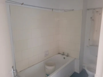 2 Bedroom Flat & Apartment