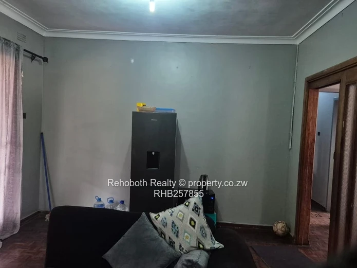 Braeside 3-Bed Home - 800m², Garden & Staff Quarters
