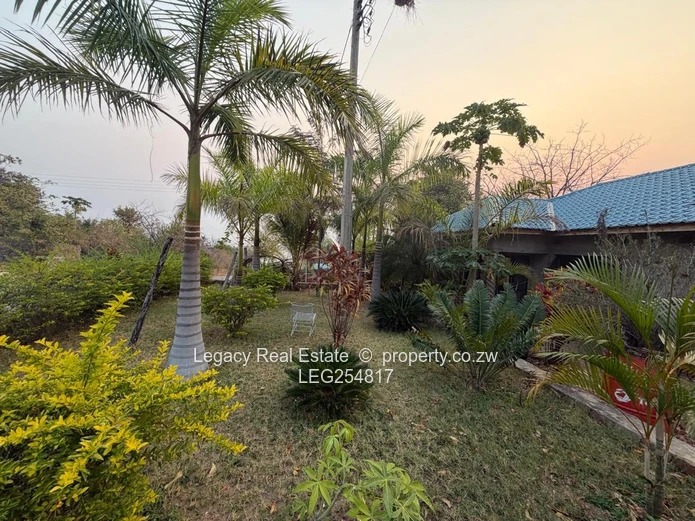 Kariba 3-Bed Home with Walled Garden, Cottage & Verandah
