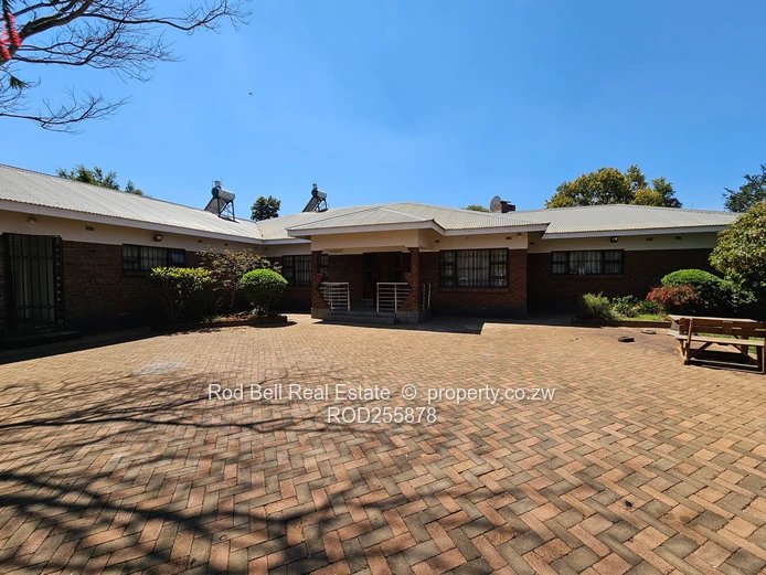 Large 5-bedroom family home with cottage