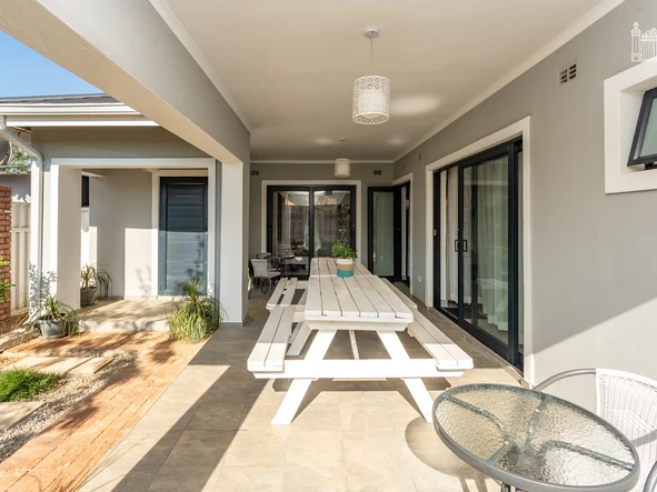 2 Bedroom Flat & Apartment