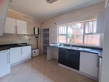 3 Bedroom Flat & Apartment