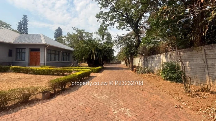 Newlands Office: 780m² with 10 Big Offices + a Conference Space on 6,100m² — Paved Drive & Borehole