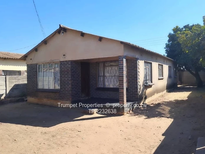 Walled 5-Bed Home with Verandah in Sunningdale