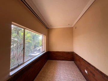 2 Bedroom Flat & Apartment