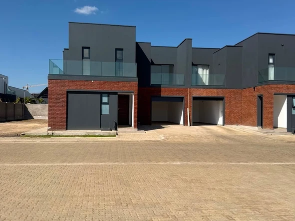 4 Bedroom Flat & Apartment