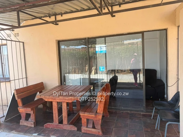 Road Frontage Pomona 40m² Office for Rent
