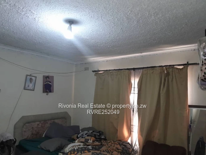 4-Bed Family Home on 1,500m² with Borehole, Borrowdale West