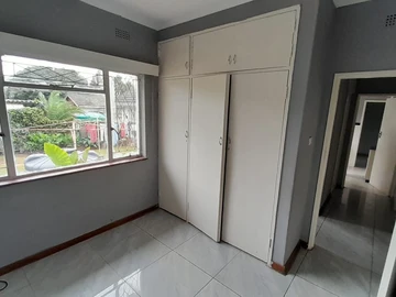 2 Bedroom Flat & Apartment