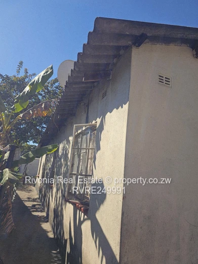 5-Bed Glen Norah Home — 300m² Land, Well-kept Interior