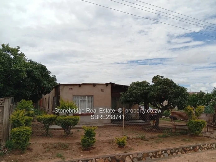 4 Bedroomed House in Pumula Old for sale