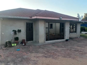 Charming 3-Bed Cottage with Pool & Borehole in Arlington, Harare