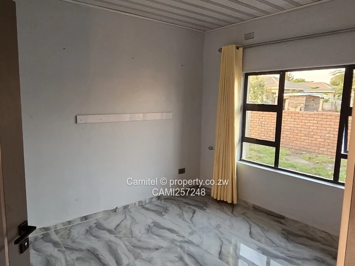 Sunlit 2-Bed Cottage Arlington — 2000m² Plot + Borehole