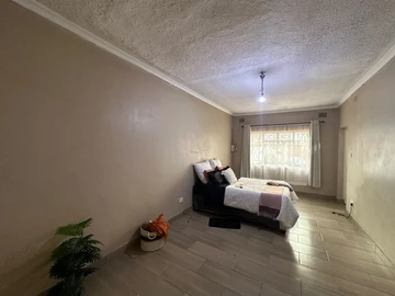 2 Bedroom Flat & Apartment