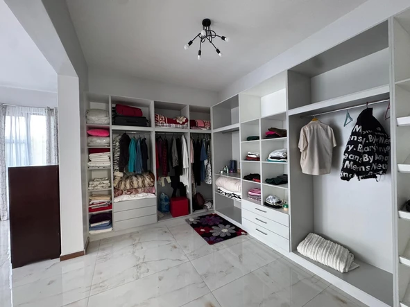 5 Bedroom House