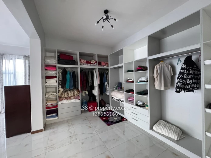 Luxury 5-Bed Umwinsidale: Pool, Terrace, Walk-in Closet & Borehole