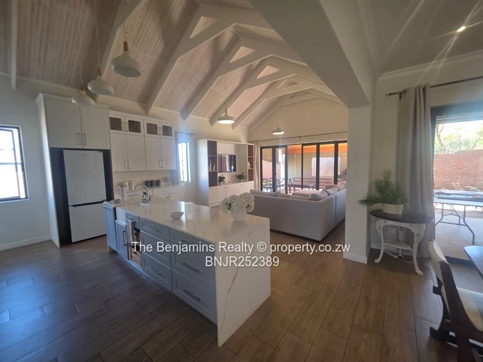 Up Market Townhouse In Newlands