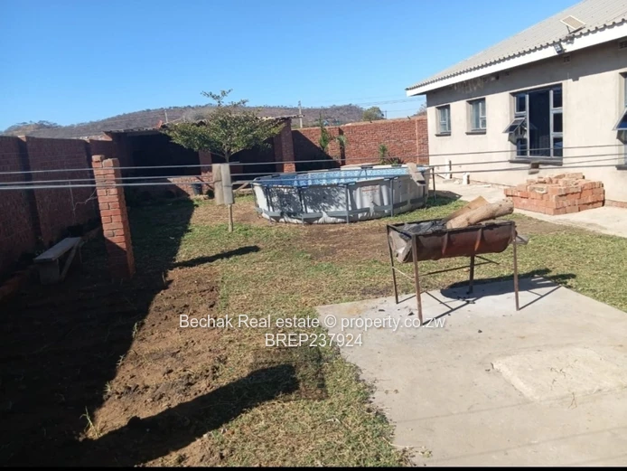 Spacious 9-Bed Norton Home — 1500m², Borehole l