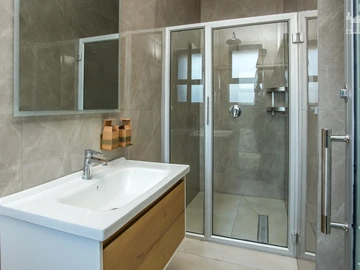 3 Bedroom Flat & Apartment