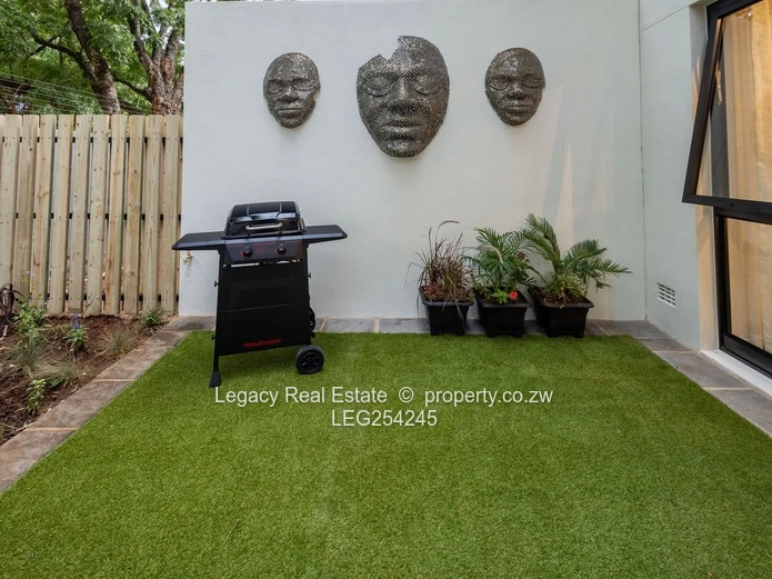 Stylish 3-Bed Garden Flat with Private Patio in Vainona
