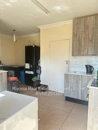 Greendale North: 4-Bed Home on 4200m² with Borehole