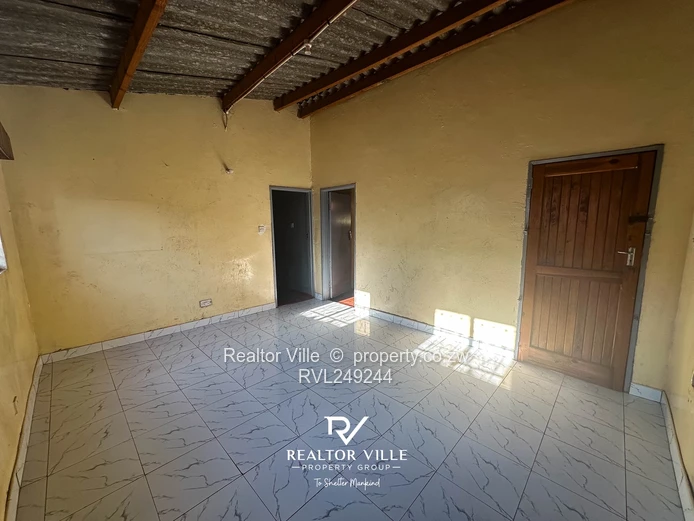 Warren Park 5-Bed Home - Walled, Garage & Garden
