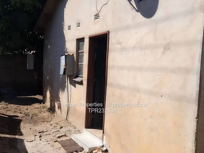 Walled 5-Bed Home with Verandah in Sunningdale