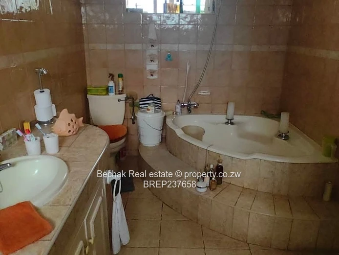 Hillside 4-Bed Home - Pool, Borehole & Private Tennis