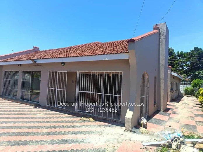 Marlborough 4-Bed Home — Paved Drive, Water Tank & Secure