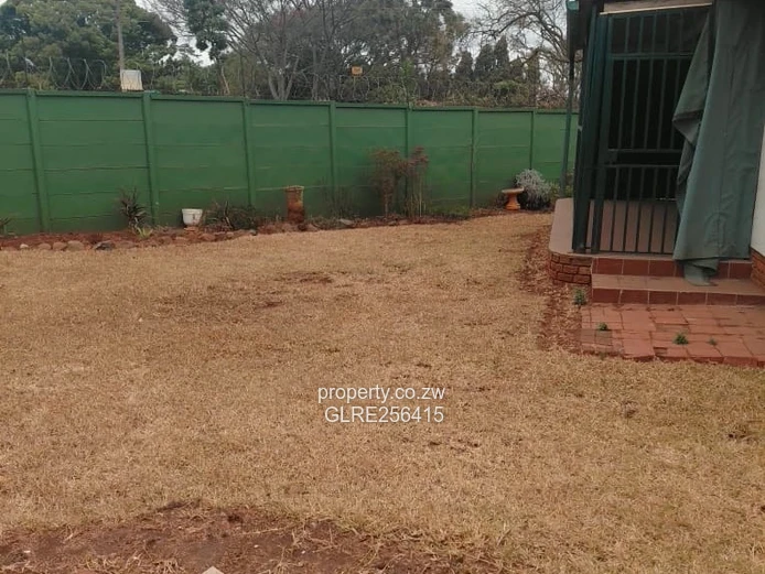 Bright 3-Bed Flat in Greendale North — Walled, Water Tank