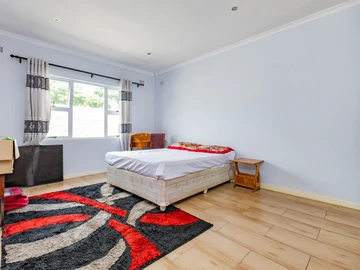 2 Bedroom Flat & Apartment